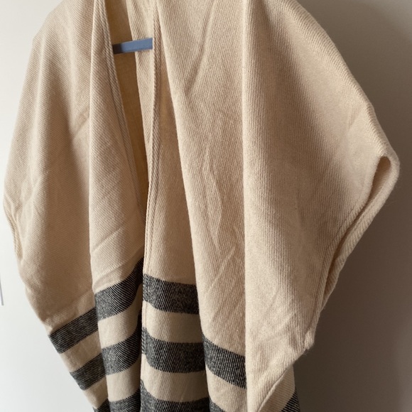 Loft Fringe Open Poncho 💗 Tan & Black - Picture 9 of 16